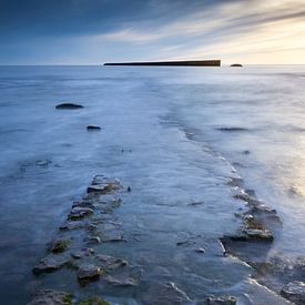 Felsen im Vordergrund an der Opalküste in Frankreich. von Rob Christiaans