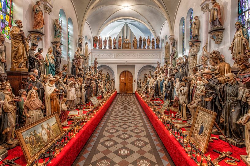 Heiligenbeelden in Museum Vaals  van John Kreukniet