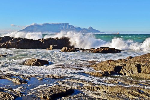 eine felsige Küste und der Tafelberg in Kapstadt