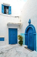 Ruelle de la vieille ville avec porte bleue à Rabat, Maroc