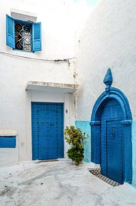 Altstadt Gasse mit blauer Tür in Rabat Marokko