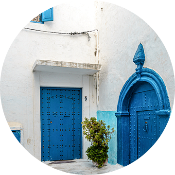 Oude stadssteeg met blauwe deur in Rabat Marokko