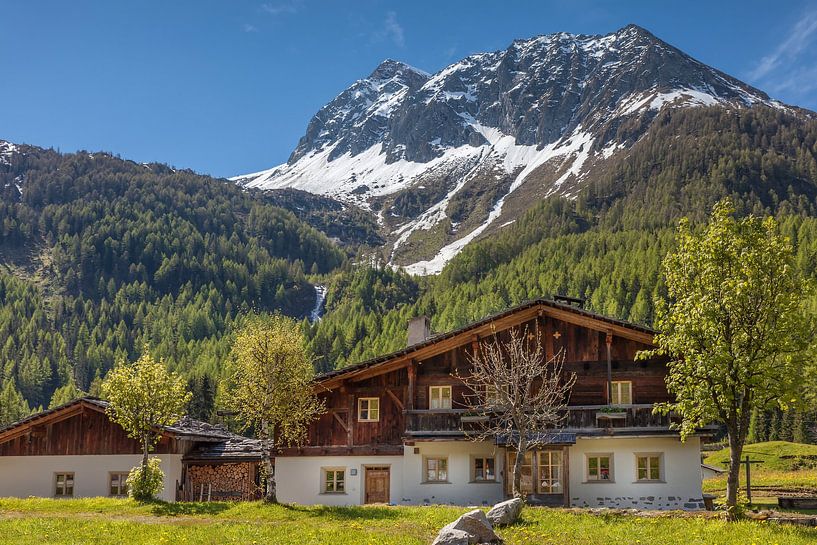 Oude boerderijen in Kasern in het Hintere Ahrntal, Zuid-Tirol van Christian Müringer