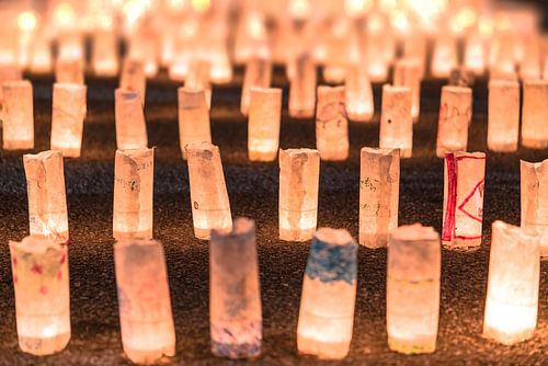 Lanternes japonaises en papier washi illuminant la nuit.