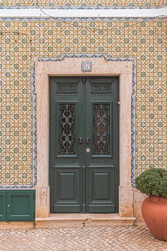 Groene deur en Portugese tegeltjes in Ericeira | Reisfoto