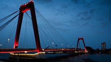 Willemsbrug Rotterdam in de nacht van Arjan van der Veer