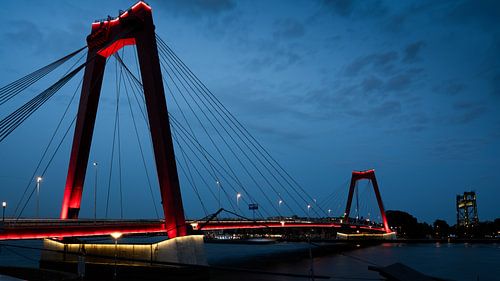 Willemsbrug Rotterdam in de nacht