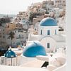 Klassiek uitzicht blauwe koepels Santorini | reisfotografie print | Griekenland van Kimberley Jekel
