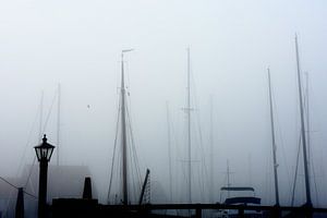 Marken haven in de mist van Ernst van Voorst