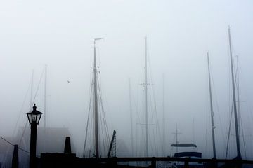 Marken harbour fog - silhouettes