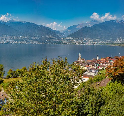 Uitzicht op Gambarogno aan het Lago Maggiore en de noordoever met Ascona en Locarno, Gambarogno, Tessin Ticino, Zwitserland