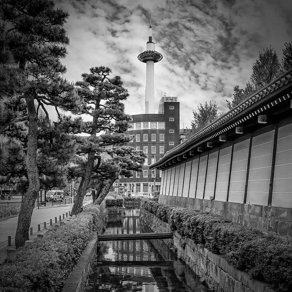 Kyoto Tower Spiegelung im Higashi Hongan-ji Wassergraben | monochrom von Melanie Viola