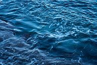 Donkerblauw zeewater en zachte golven 1 van Adriana Mueller thumbnail