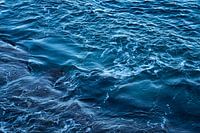 Donkerblauw zeewater en zachte golven 1