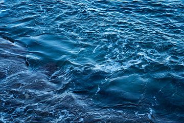 Eau de mer bleu foncé et vagues douces 1