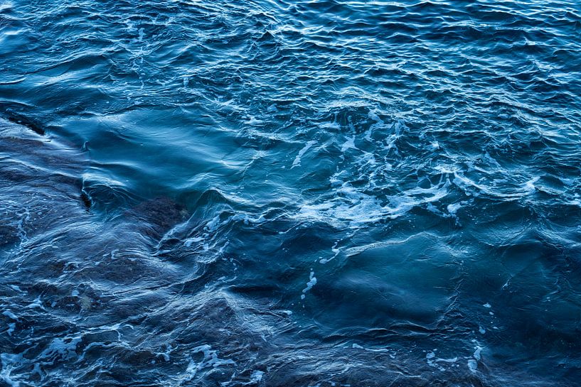 Donkerblauw zeewater en zachte golven 1 van Adriana Mueller