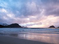 Sonnenuntergang am Vik Strand, Lofoten Inseln