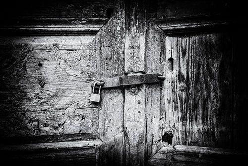 Close-up van oude gesloten houten deur | Zwart-wit foto I Reis- &amp; Straatfotografie