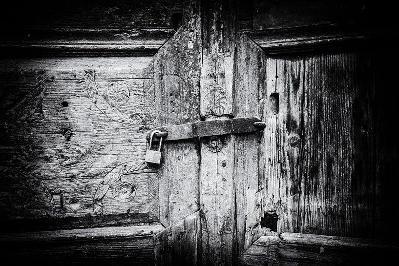 Crète | Vieille porte grecque en bois en noir et blanc | Photographie de voyage par Diana van Neck Photography