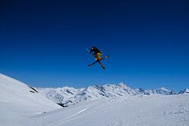 Skifahrer über den Bergen von Nadia Feys