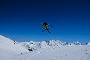 Skieur au-dessus des montagnes