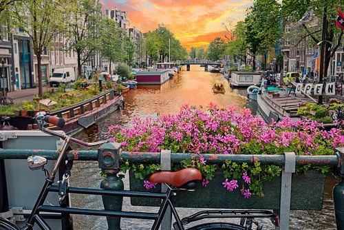 Stadsgezicht op de Prinsengracht in Amsterdam bij zonsondergang