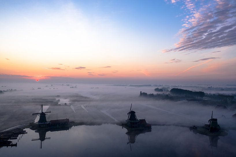 Des moulins dans le brouillard sur les Zaanse Schans par Rene Ouwerkerk