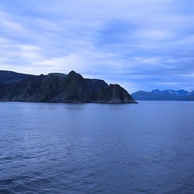 Blauw landschap Noorwegen van Mirjam de Jonge