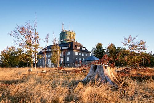 De takkentoren aan de Kahler Asten in de herfst