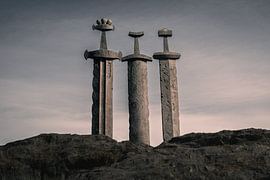 Vikingenhistorie - Horizontaal panorama van de drie Sverd i fjell zwaarden in Stavanger recht vooraanzicht van Dylan Winter Visuals