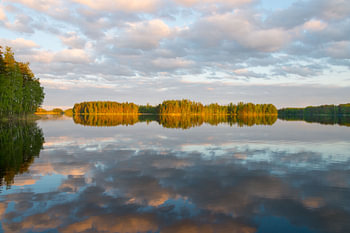 Sonnenuntergang am Saimaa-See in der Nähe von Lappeenranta, Finnland