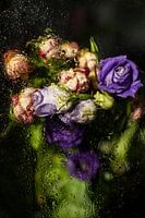 Macrofoto van een boeket bloemen met waterdruppels