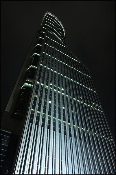gratte-ciel illuminé la nuit dans la zone financière, Shanghai, Chine par Tony Vingerhoets