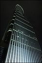 gratte-ciel illuminé la nuit dans la zone financière, Shanghai, Chine par Tony Vingerhoets Aperçu