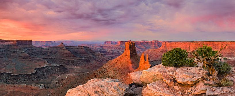 Panoramic sunrise at Marlboro Point, in Canyonlands NP, Utah by Henk Meijer Photography