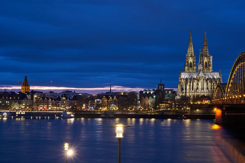 Cathédrale de Cologne, pont Hohenzollern et vue nocturne de la vieille ville de Cologne par 77pixels