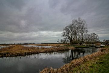 Landschaft in Kalenberg mit grauem Himmel von Maarten Salverda