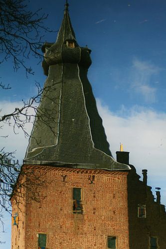 Toren van kasteel Doorwerth gespiegeld in het water.