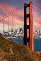 Brückenpfeiler Golden Gate Bridge mit Blick auf  San Francisco
