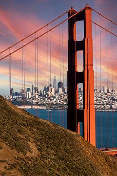 Golden Gate Bridge pier met uitzicht op San Francisco van Dieter Walther