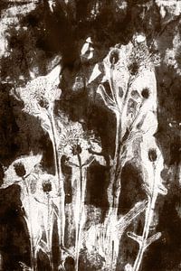 Blumen im Retro-Stil. Moderne botanische minimalistische Kunst in warmem Dunkelbraun und Weiß von Dina Dankers