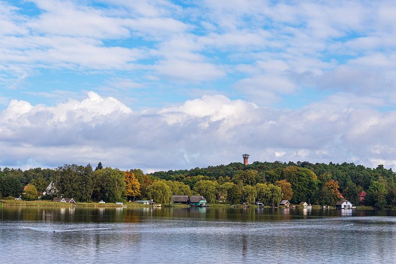 Boothuizen en uitkijktoren op het meer van Krakau in de stad Krakau van Rico Ködder