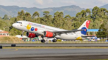 VivaColombia Airbus A320-200 stijgt op. van Jaap van den Berg