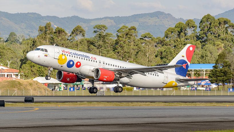 L'Airbus A320-200 de VivaColombia décolle. par Jaap van den Berg