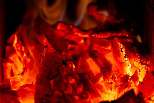 Gloeiende sintels brandend hout in een hitte