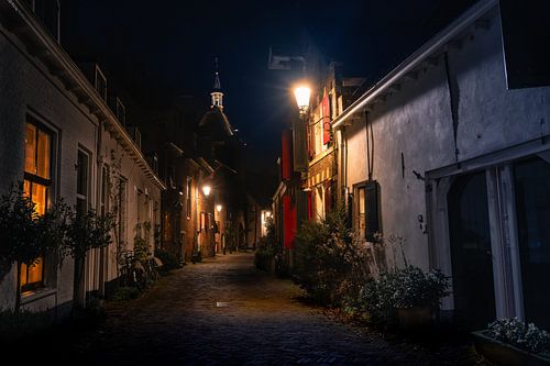 Gasse mit alten Häusern in Amersfoort bei Nacht