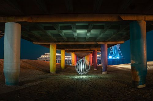 Lightpainting onder de pier van Scheveningen. van Jolanda Aalbers