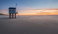 Het drenkelingenhuisje op Terschelling tijdens zonsondergang