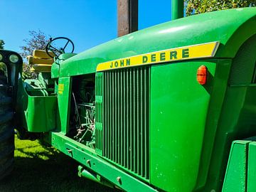 Tracteur John Deere vert sur un champ cultivé sur MPfoto71