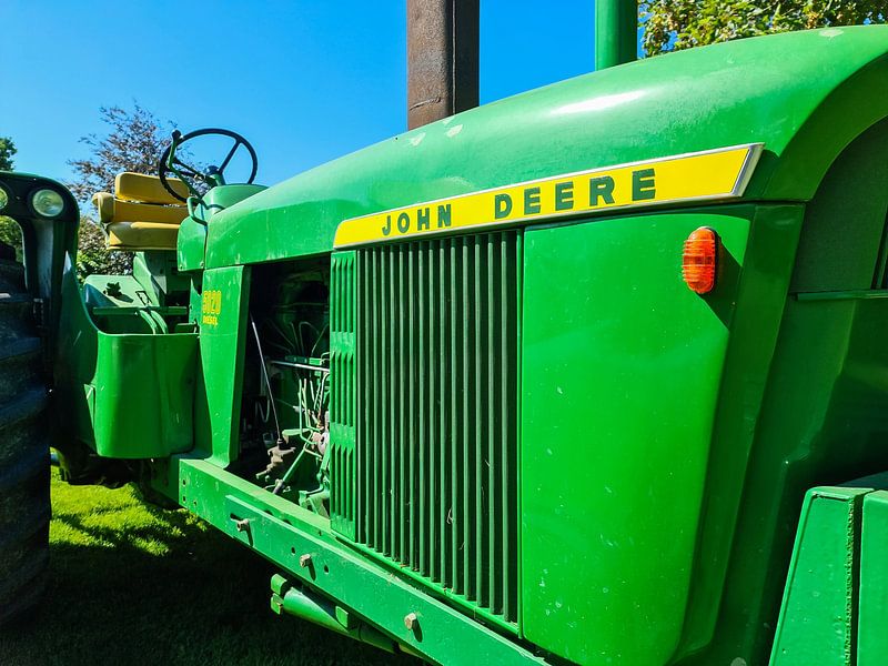 Tracteur John Deere vert sur un champ cultivé par MPfoto71